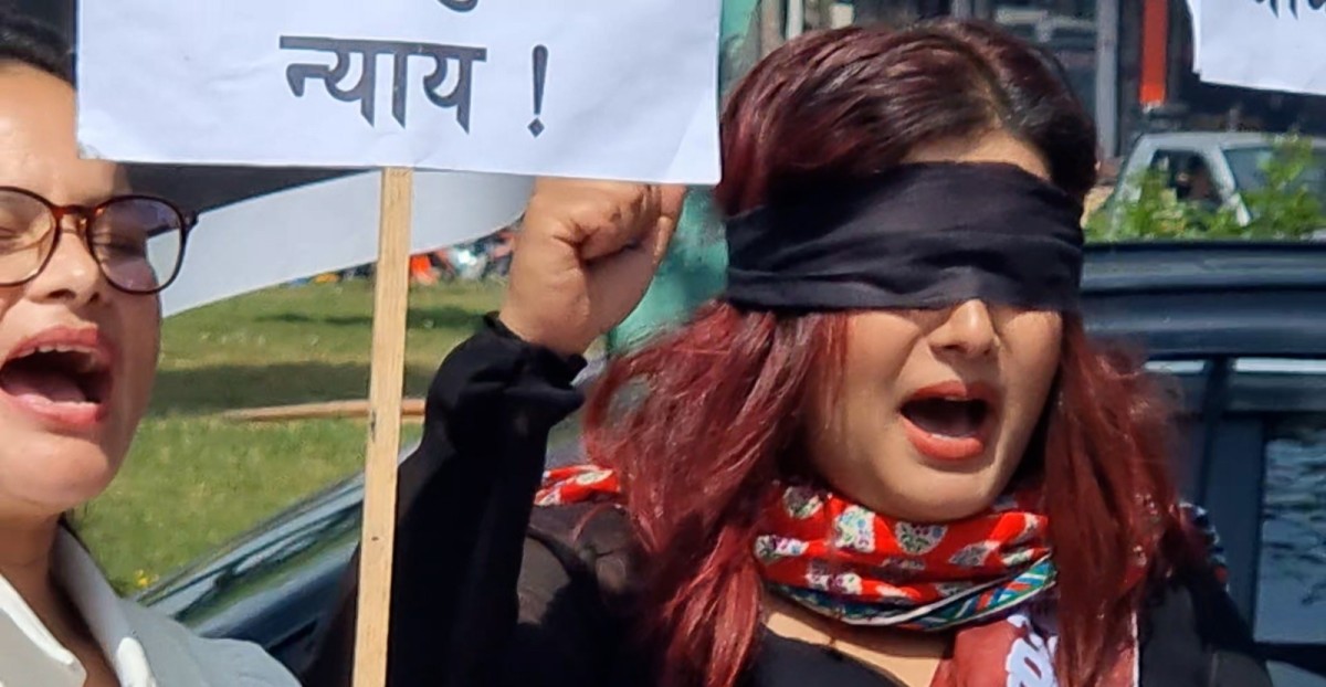 हिंसापीडितको न्यायको माग गर्दै महिला आयोगमा नाराबाजी